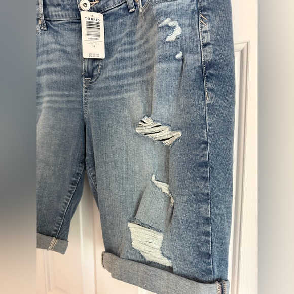 Torrid Distressed Denim Mid Rise Bermuda Short - New with Tags - Picture 4 of 5